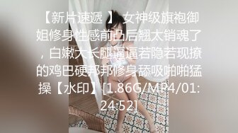 偷窥小美眉 厕所尿尿完 逼逼痒 不停用手撸 貌似不过瘾 忍不住用手指插小穴